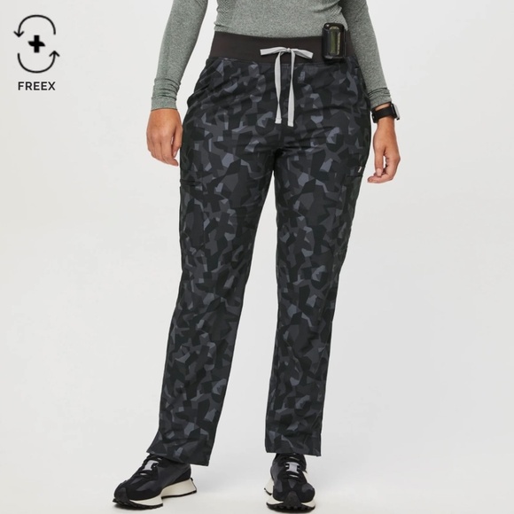 Figs Scrubs Yola FREEx Lined Slim Scrub Pant - Picture 1 of 13